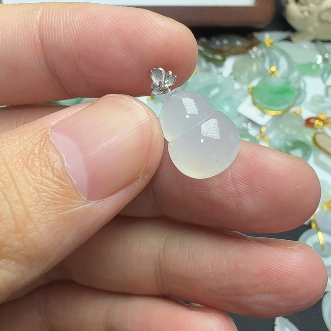 小****翡翠18K金镶嵌颈饰葫芦