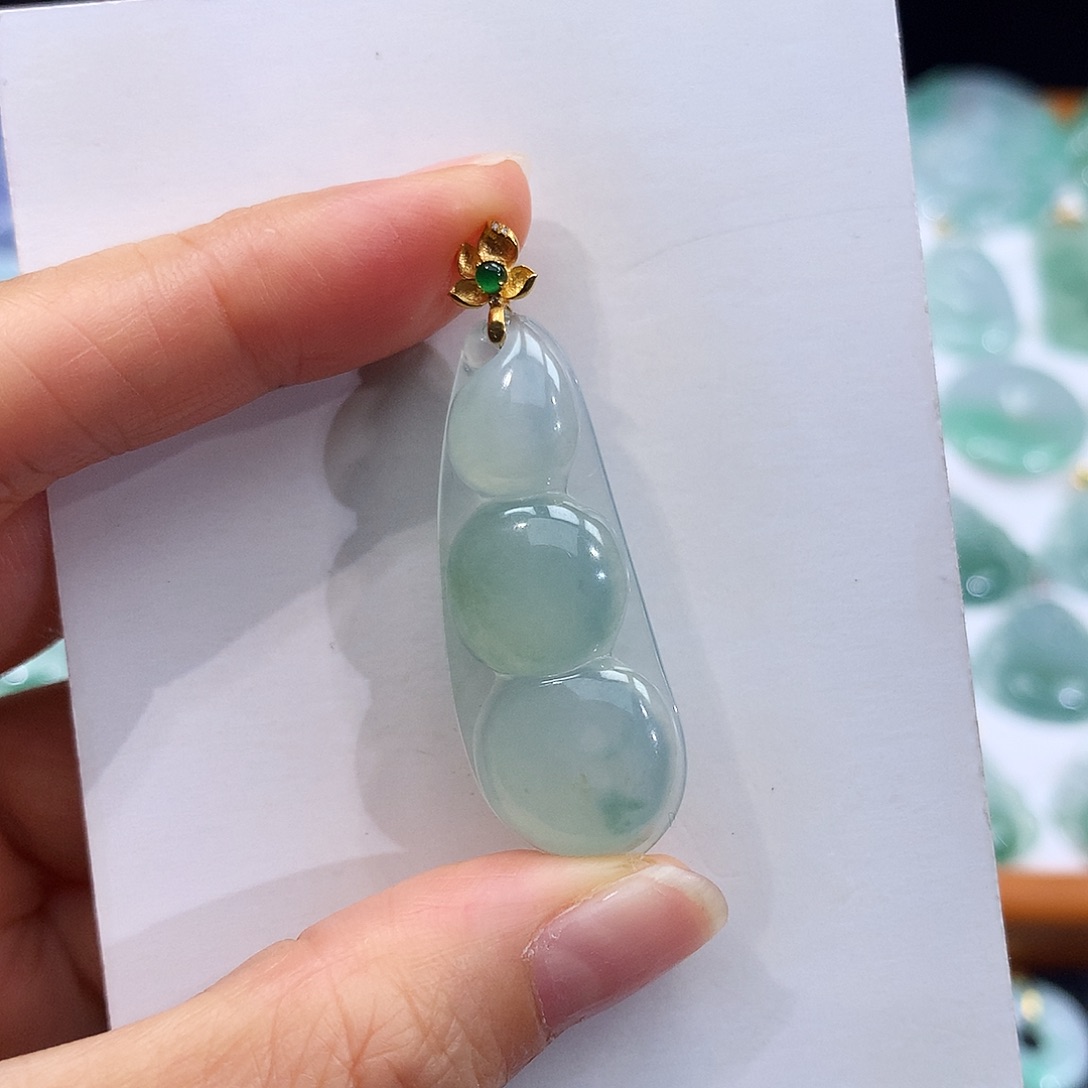 翡翠18K金镶嵌颈饰翡翠吊坠