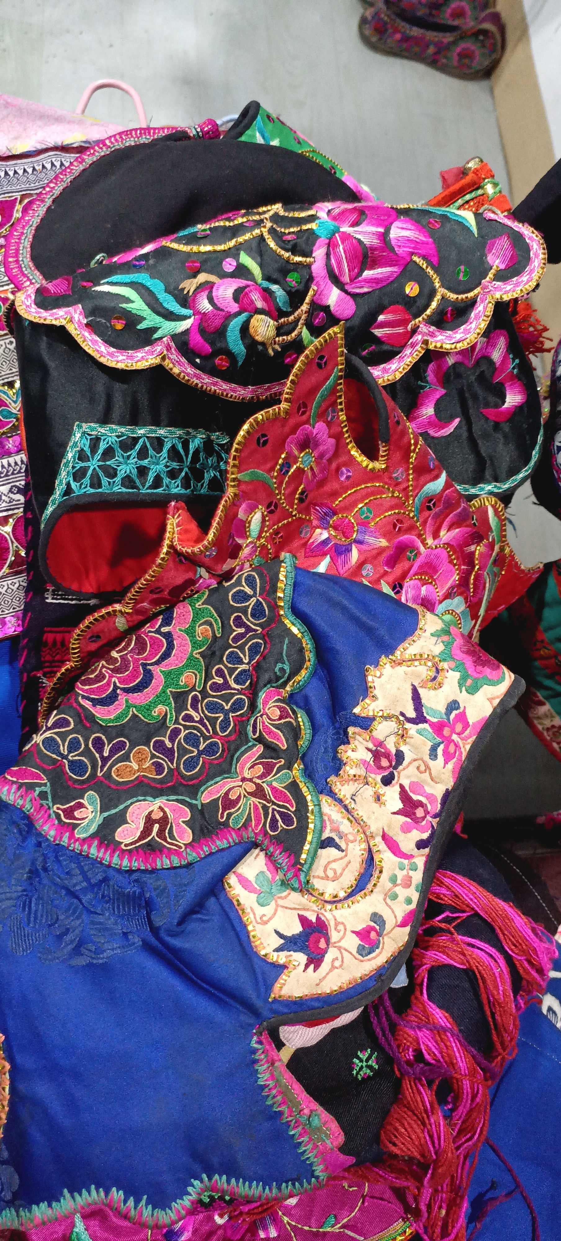 云南全丝线绣花巾帽子