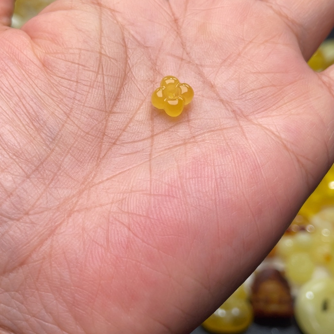 琥珀未镶嵌颈饰桂花