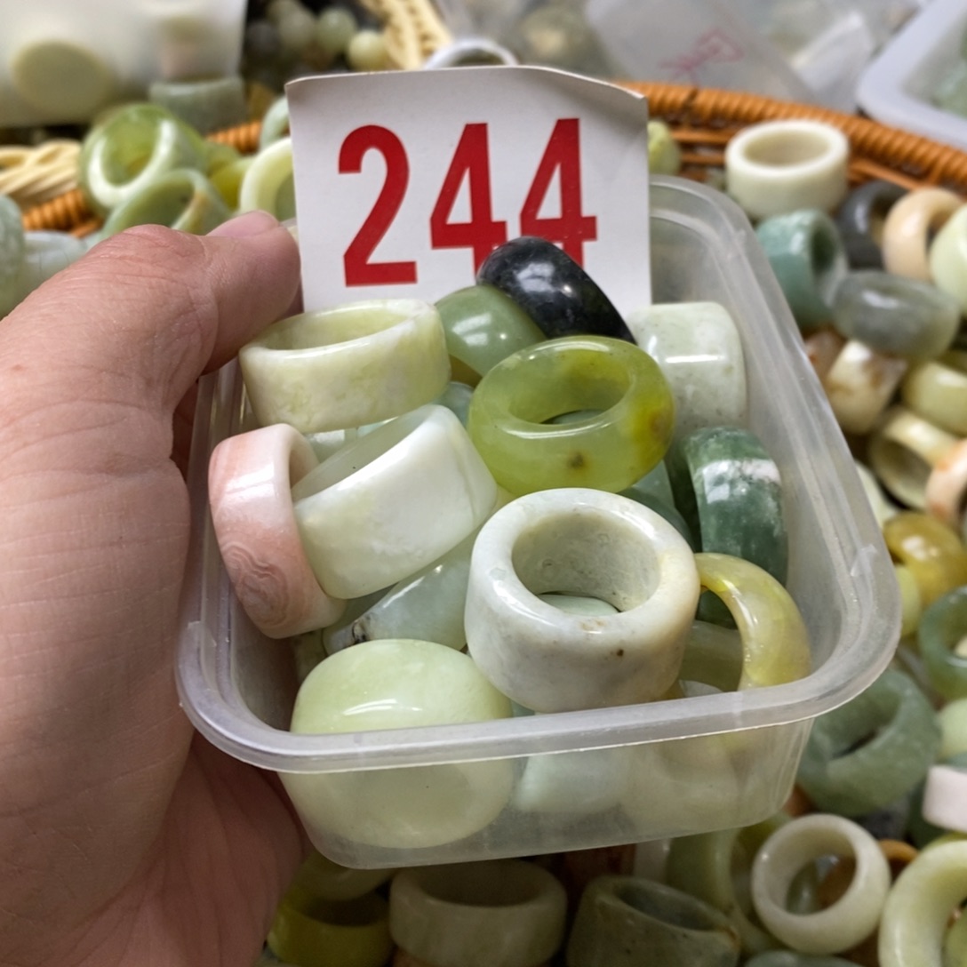 蛇纹石玉挂坠未镶嵌