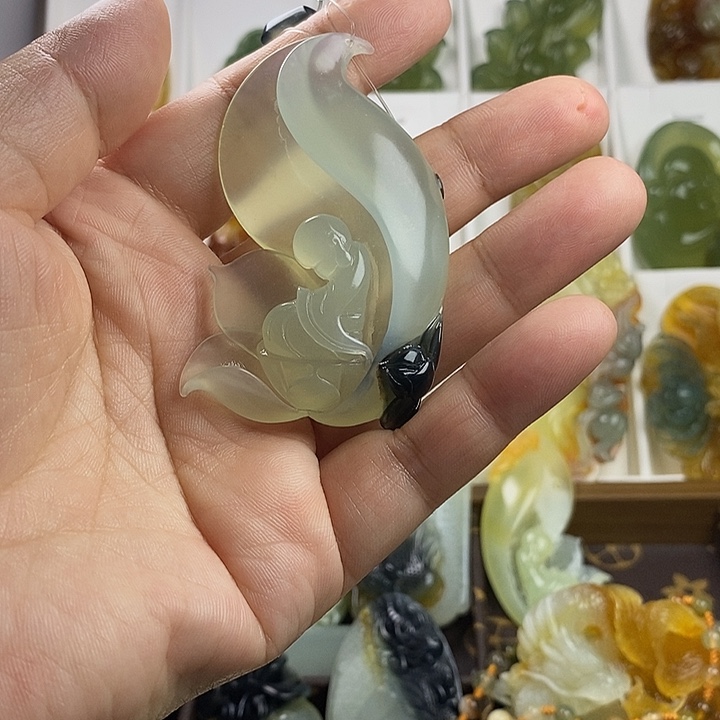 青***。蛇纹石玉未镶嵌颈饰