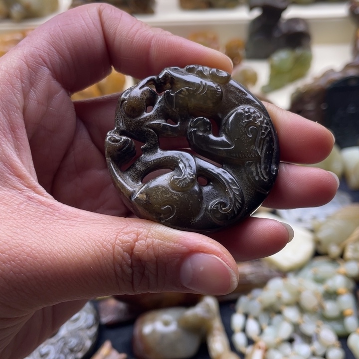 蛇纹石玉颈饰未镶嵌
