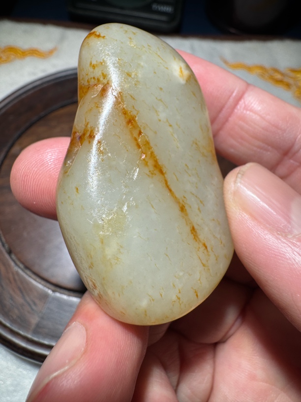 正宗和田玉、大开门一把抓玩料、60.7克、洒金皮、油润老熟