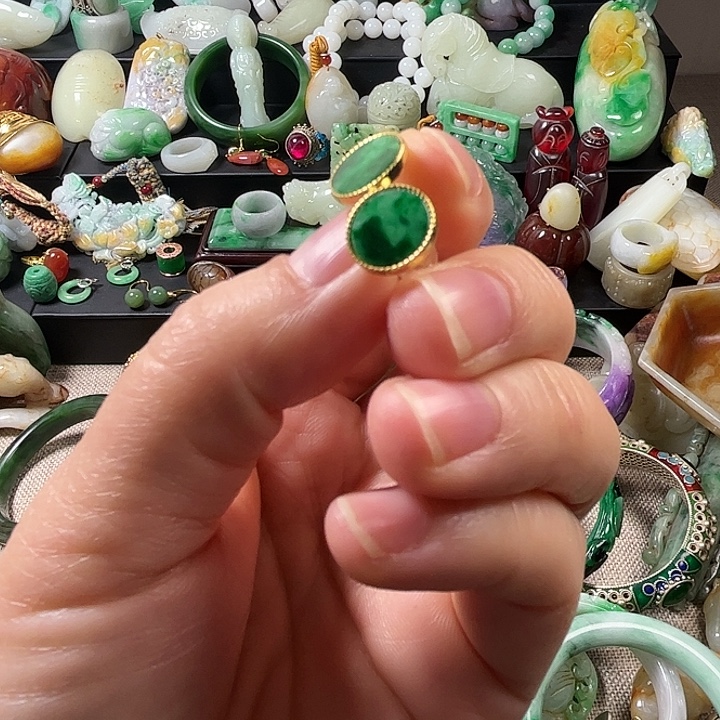 兔****翡翠未镶嵌颈饰翡翠未镶嵌颈饰