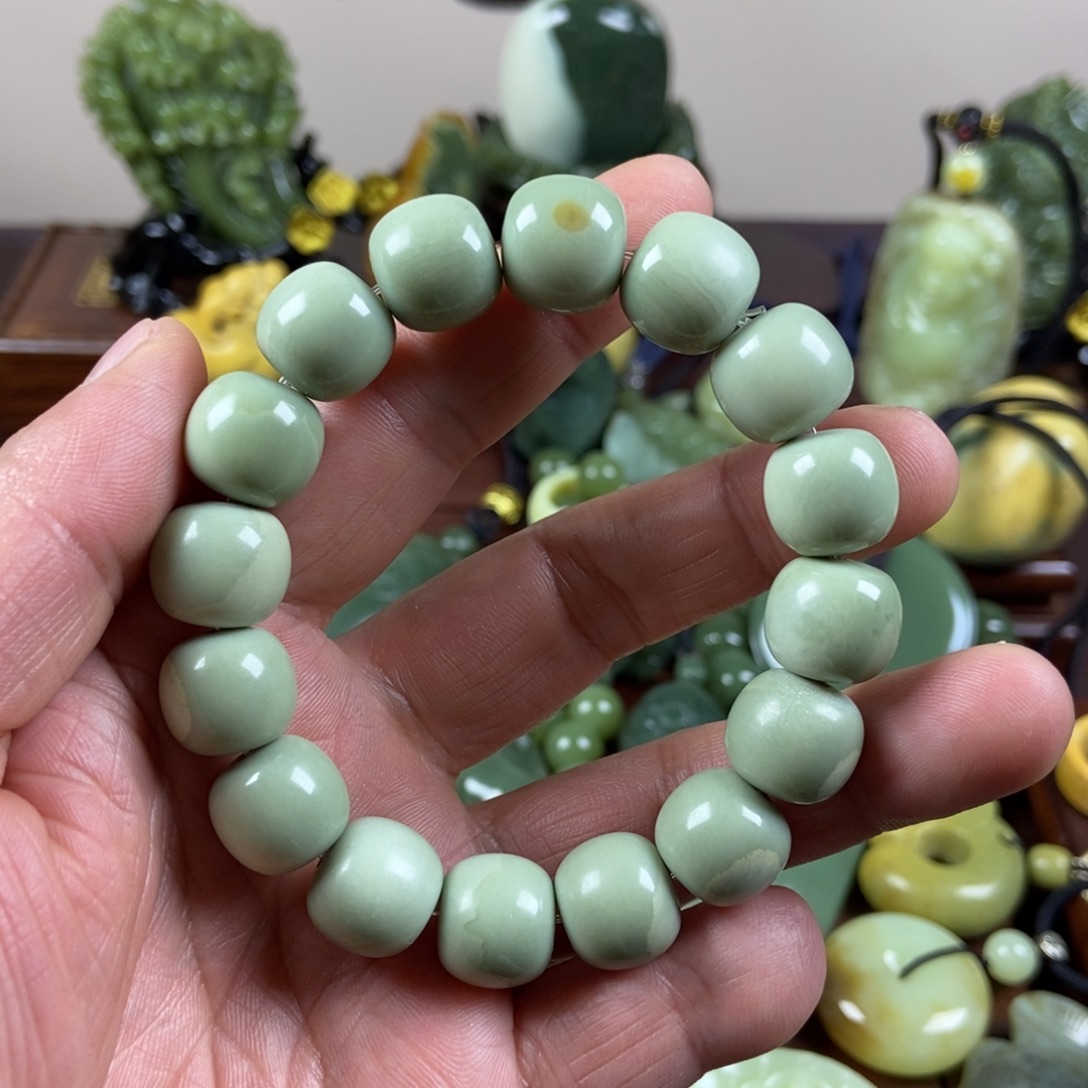 圣***尊岫岩老玉（透闪石质玉）未镶嵌珠宝奇石