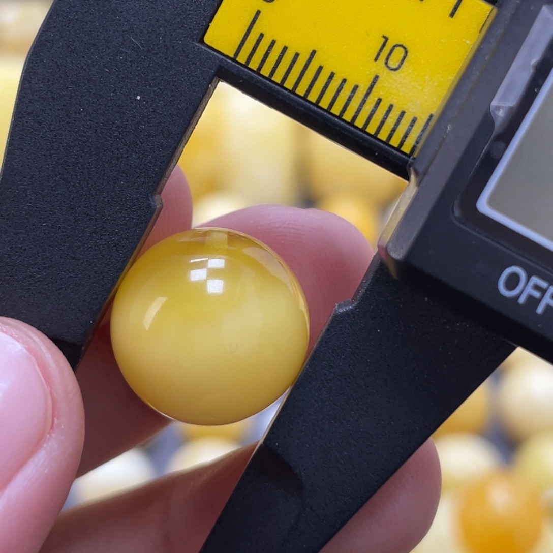 蜜蜡未镶嵌裸石15.4mm瑕疵