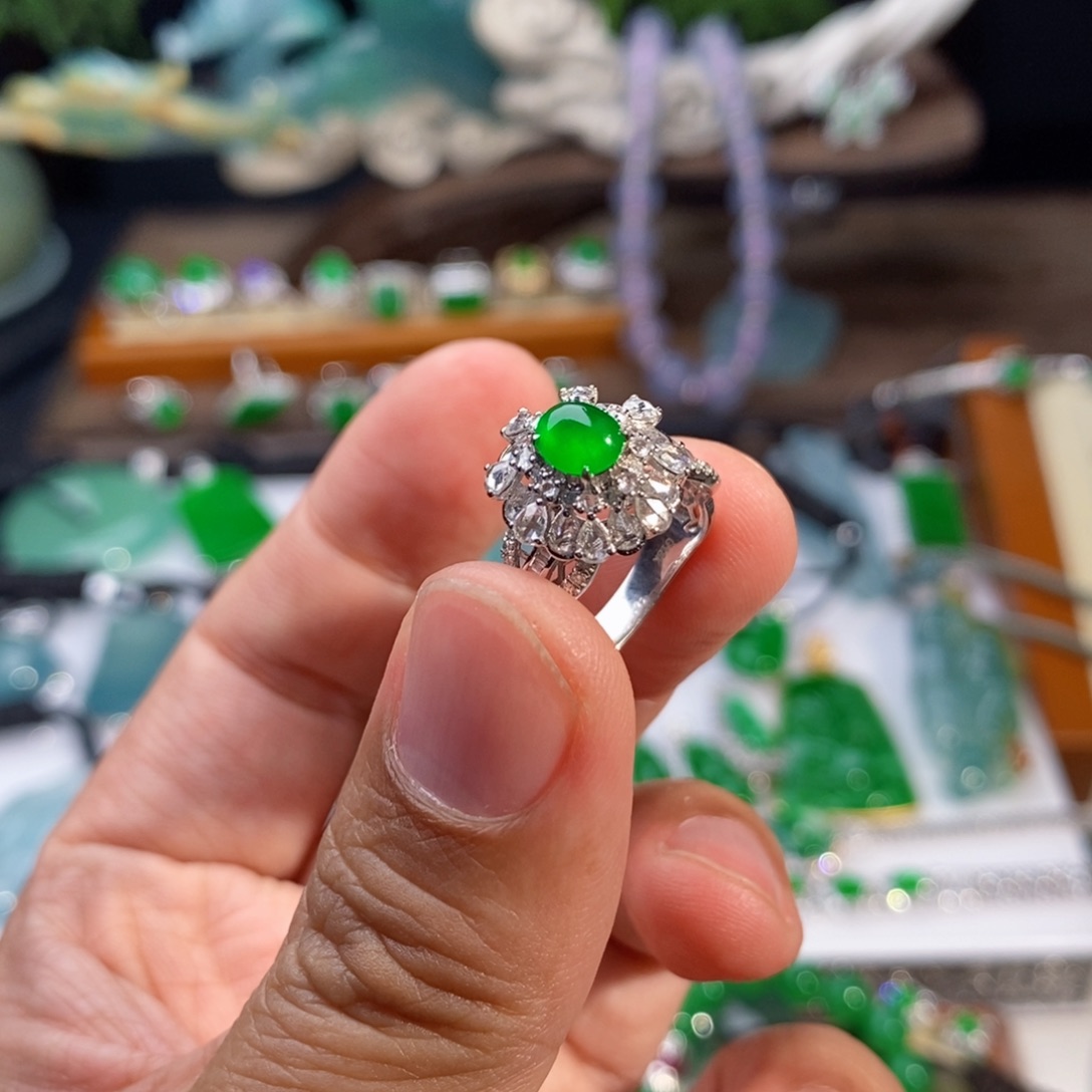 翡翠戒指18K金镶嵌炸光绿戒指