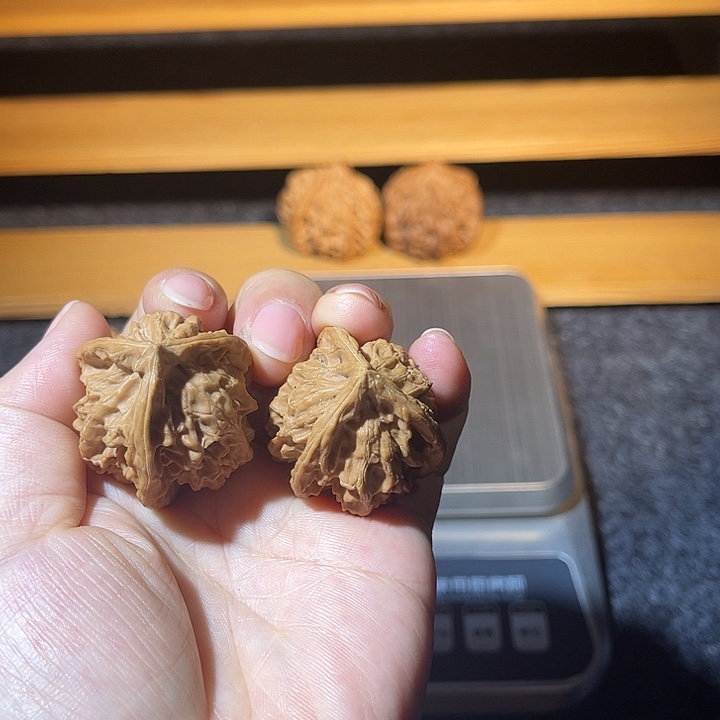 文玩核桃吊坠三棱