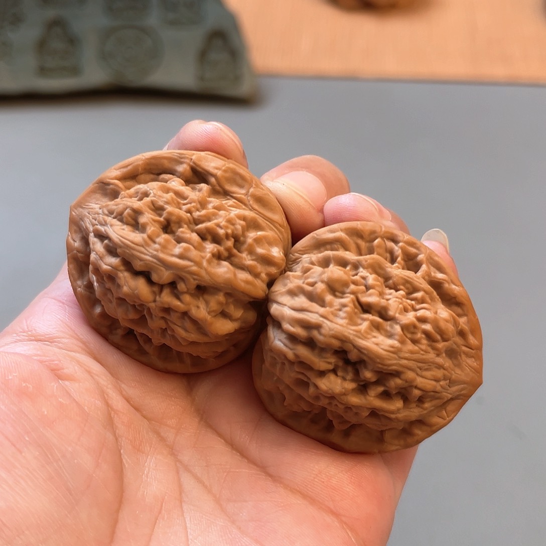 桃核把件42×42尺精修白茬望月狮子头XM1059