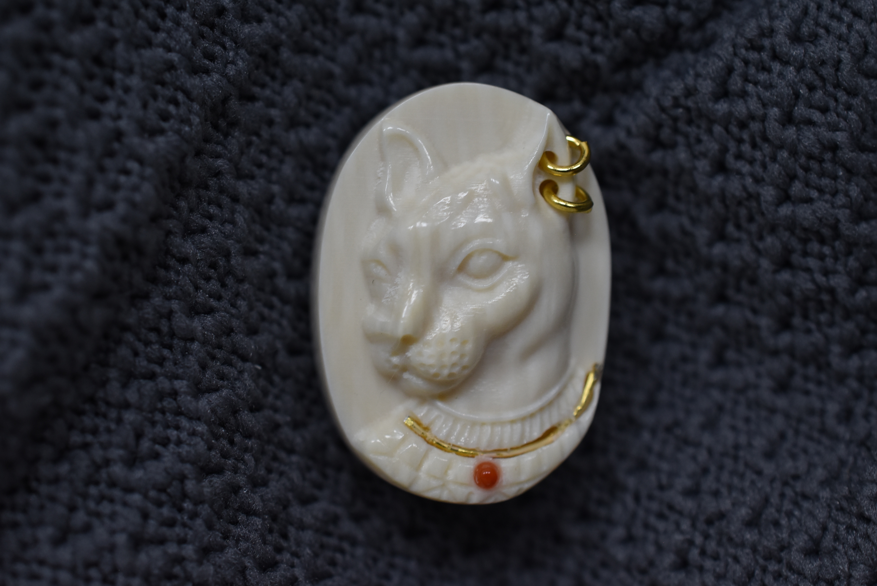 天然保真原色猛犸牙白冰料法老猫王后吊坠背云挂件配饰编码A0539