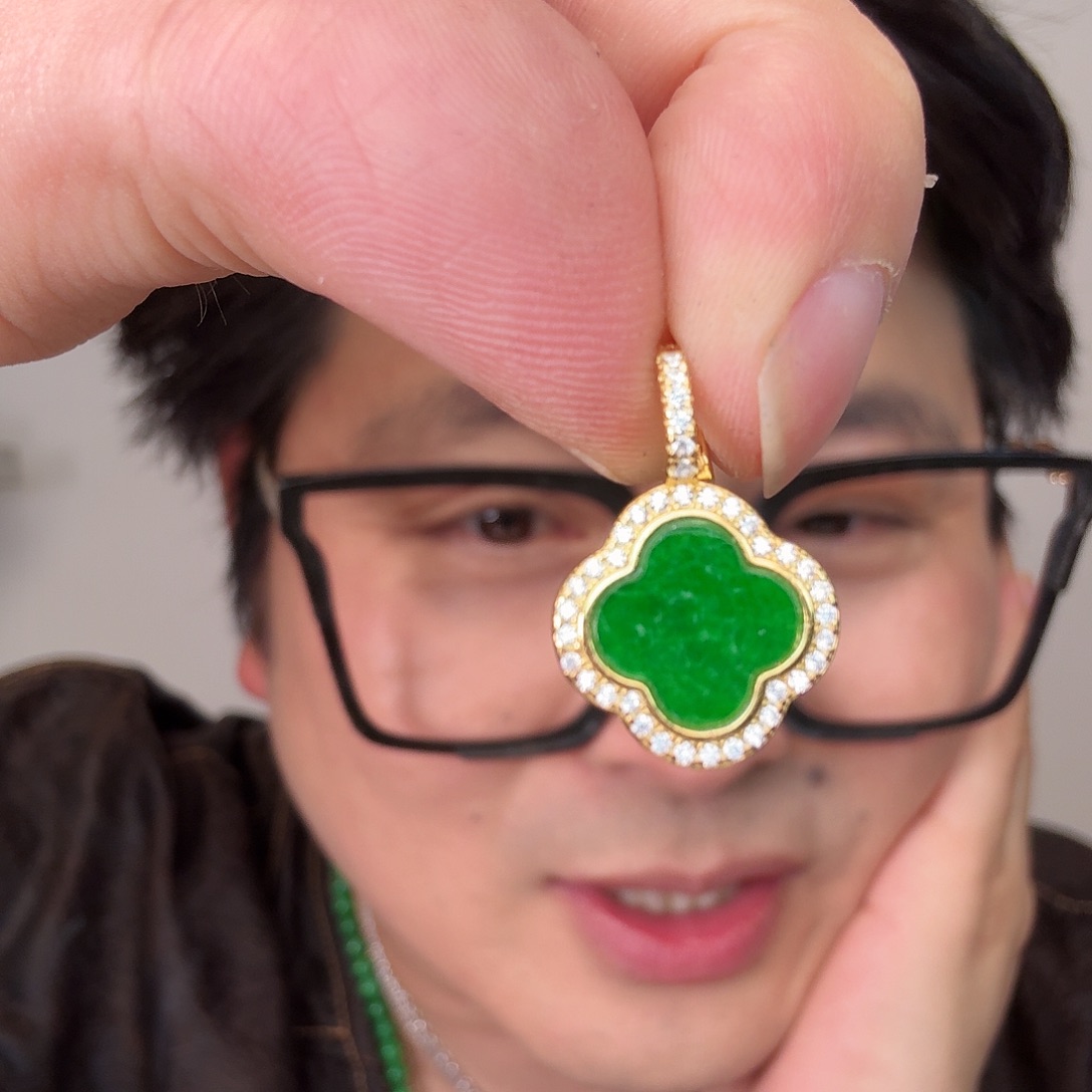 翡翠未镶嵌颈饰一件