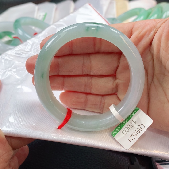 翡翠手镯未镶嵌张***子5252515151