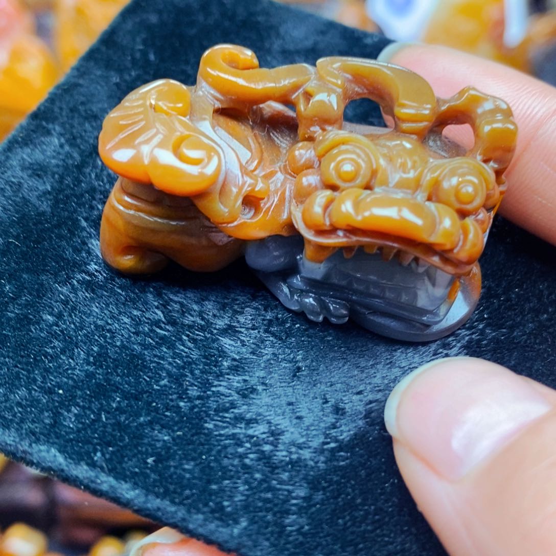 未镶嵌石英质玉（黄龙玉）颈饰