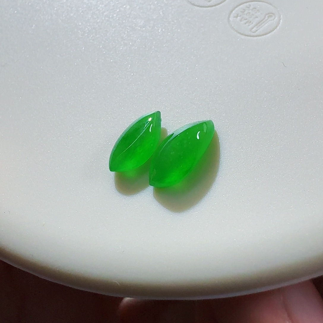 翡翠颈饰未镶嵌随形一对