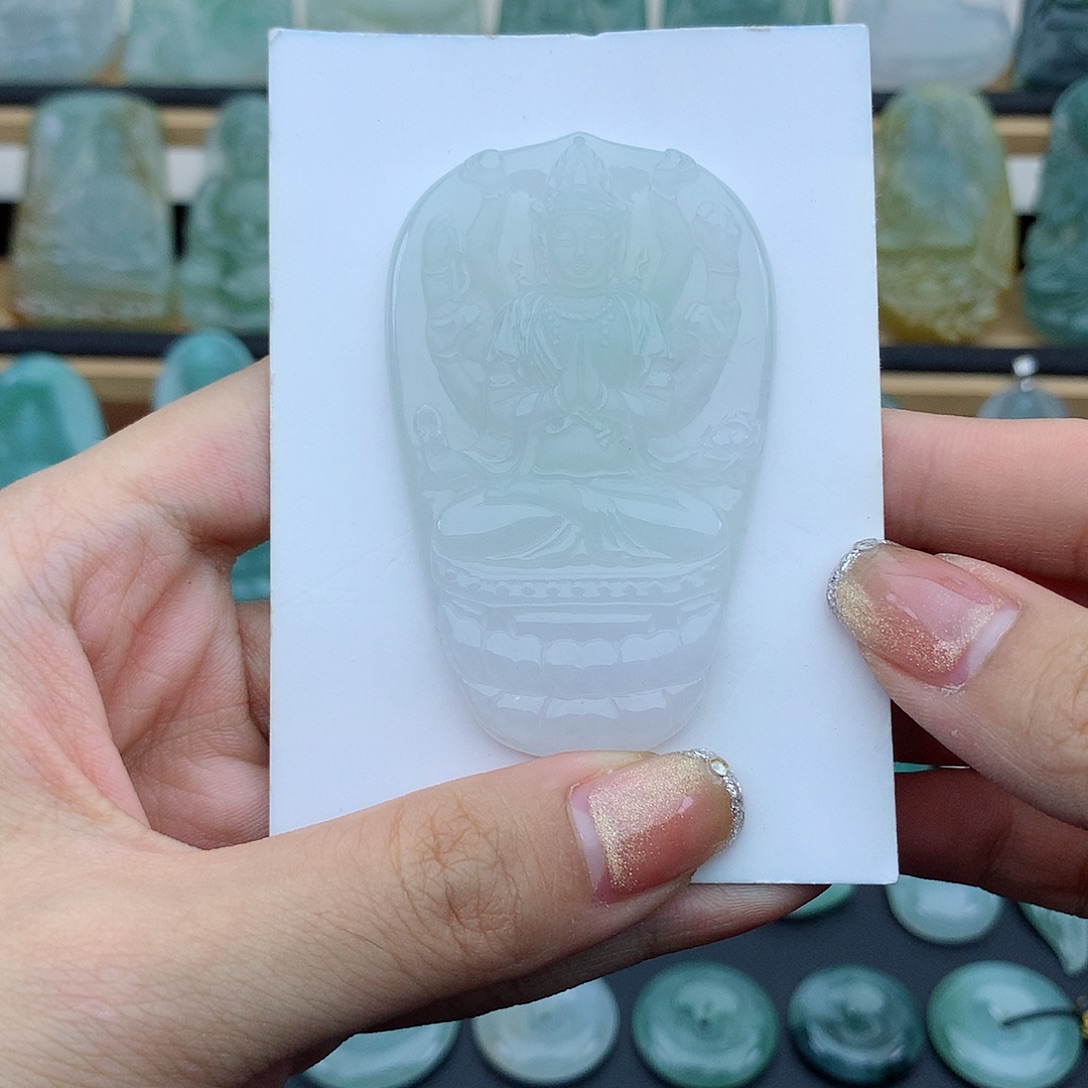 翡翠未镶嵌颈饰千手观音