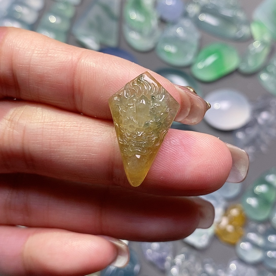 翡翠颈饰未镶嵌翡翠