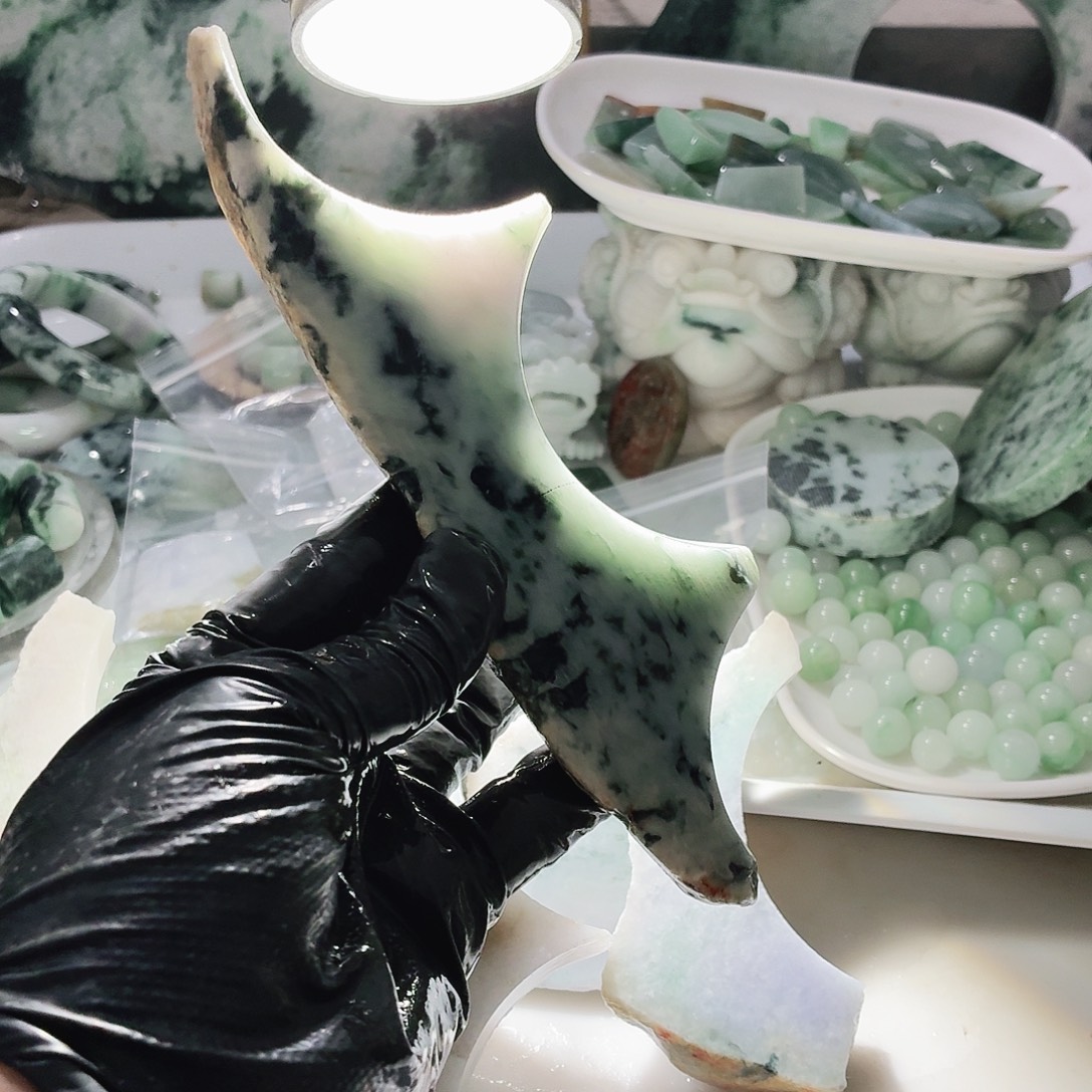 翡翠未镶嵌颈饰边角料