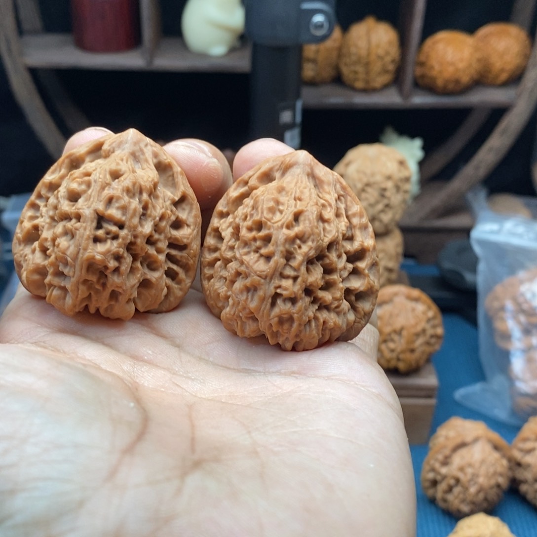 郁***离文玩核桃把件39对歪南疆石