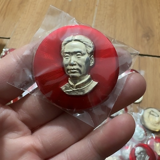 咪***子其他普通金属圆形红色人物像章