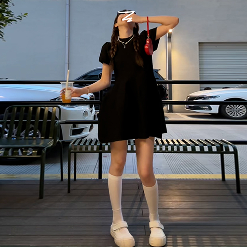 赫本风黑色连衣裙子夏季女2025年新款小个子气质收腰显瘦蓬蓬短裙