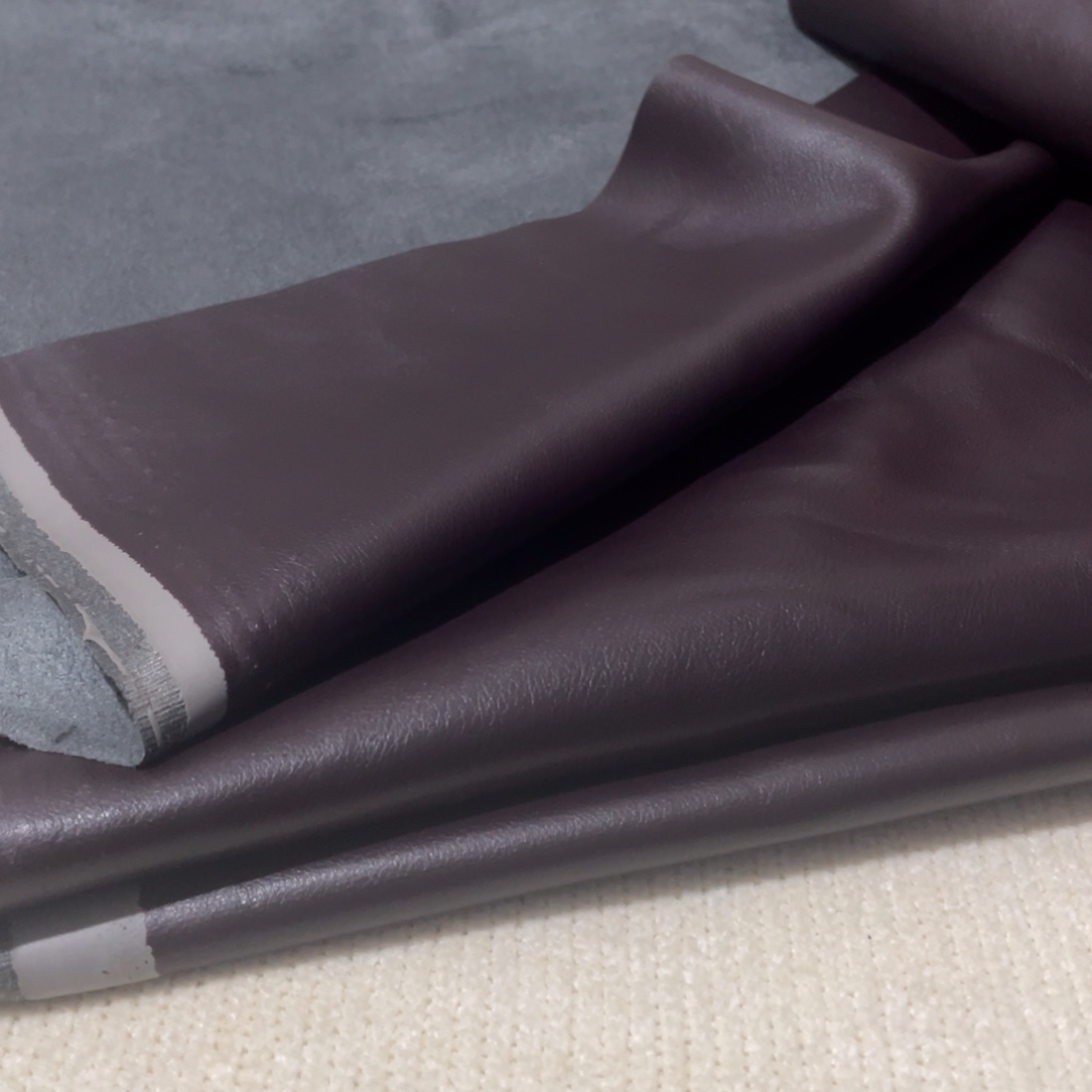 酒红麂皮底1米。  