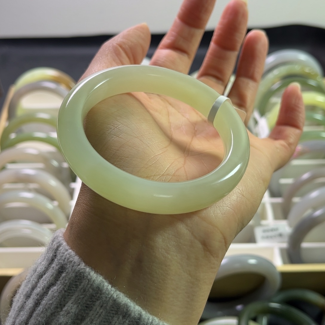 和田玉手镯55圈口未镶嵌