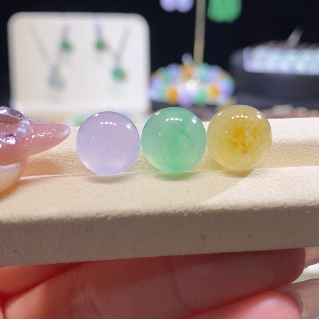 翡翠未镶嵌颈饰翡翠甜色系搭配