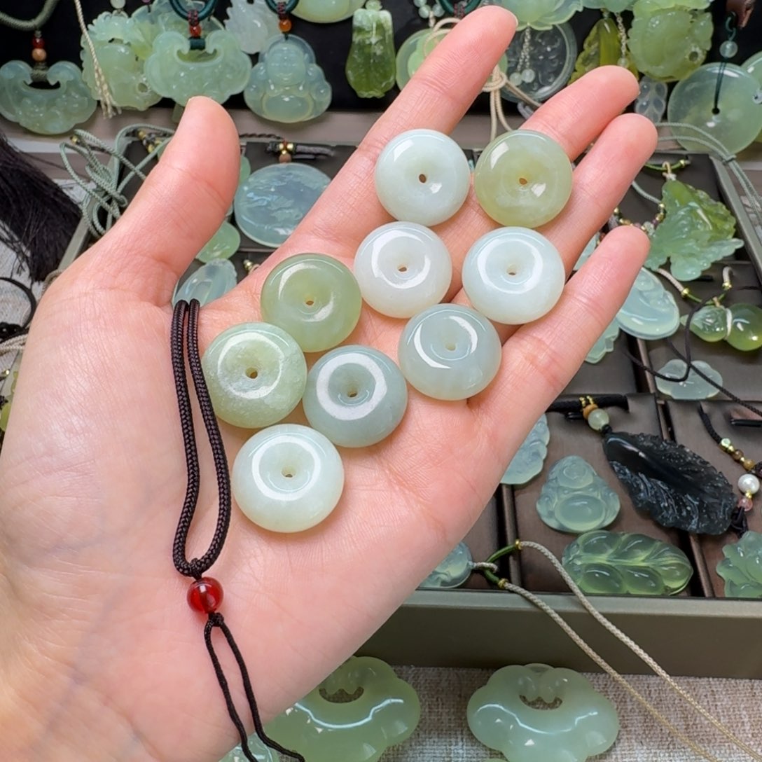 蛇纹石玉项链未镶嵌一个瑕疵款