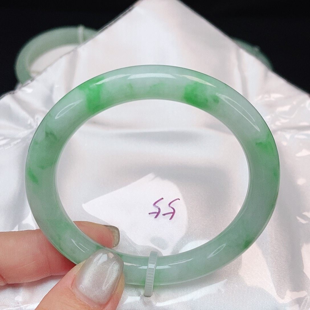 翡翠手镯未镶嵌飘阳绿圆条