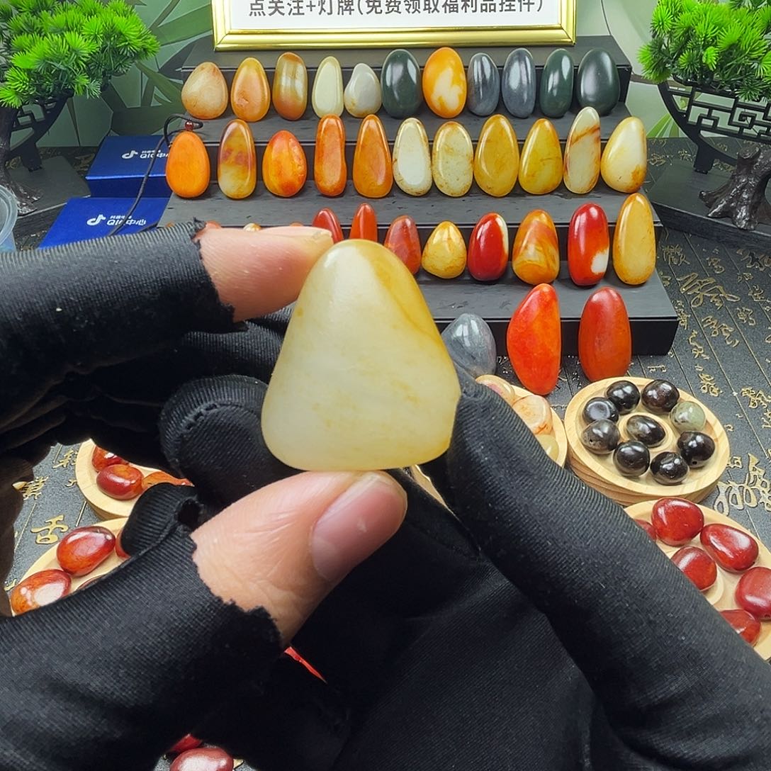 和田玉未镶嵌吊坠(赠链)