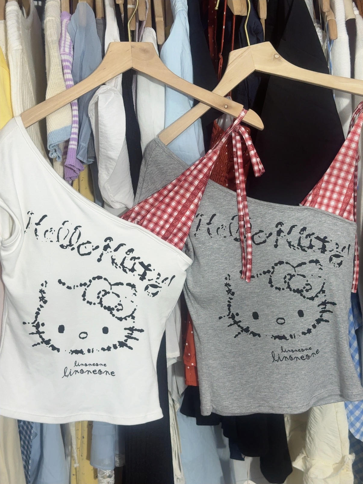【棉绪女装】格子拼接kitty斜肩背心短款上衣