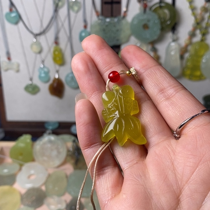 蛇纹石玉颈饰未镶嵌