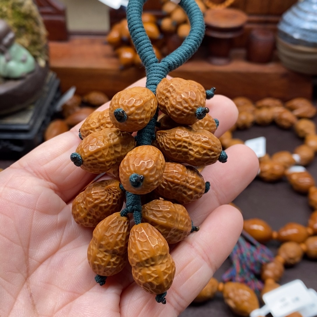 1.3花生串橄榄核雕