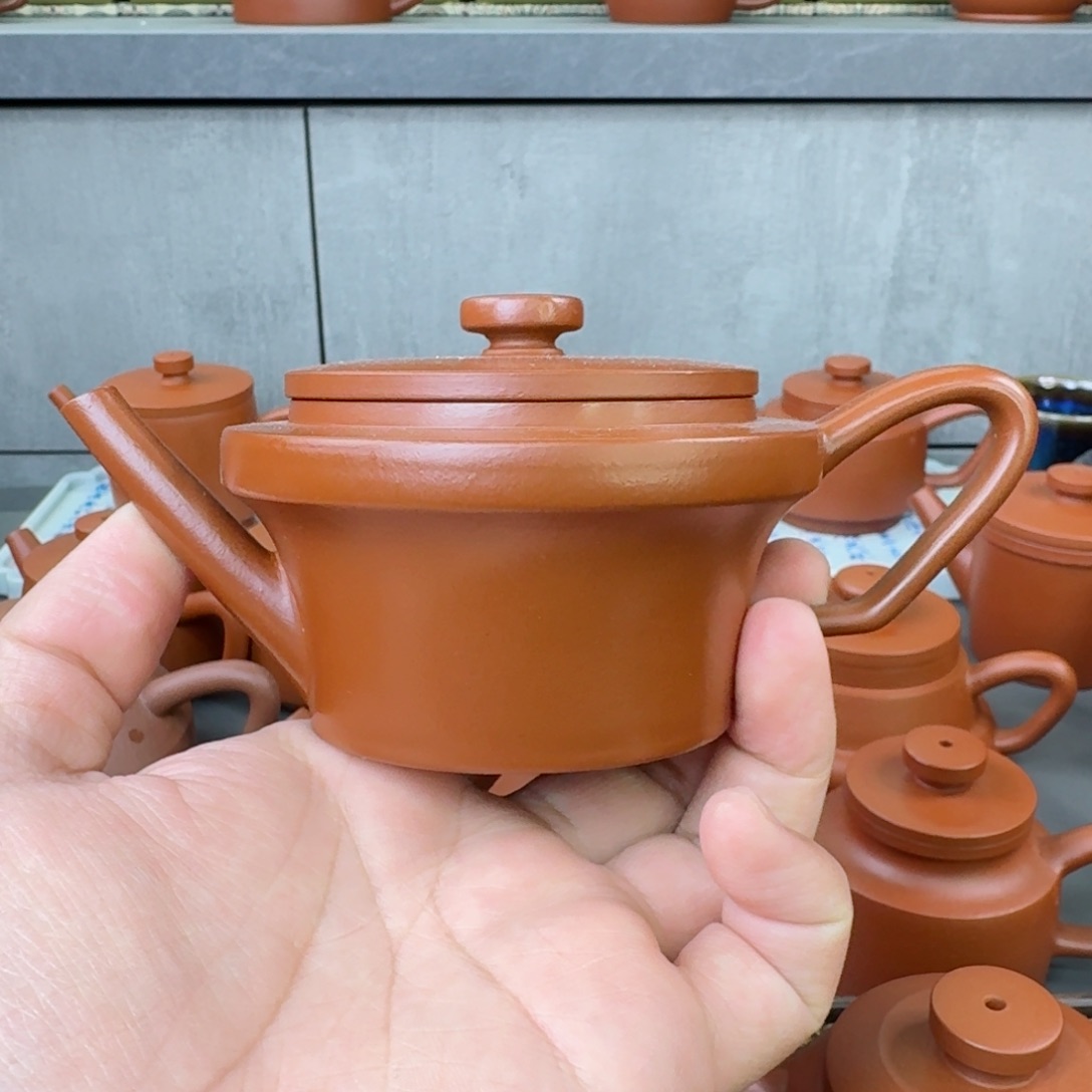 紫砂茶壶微瑕圆桌