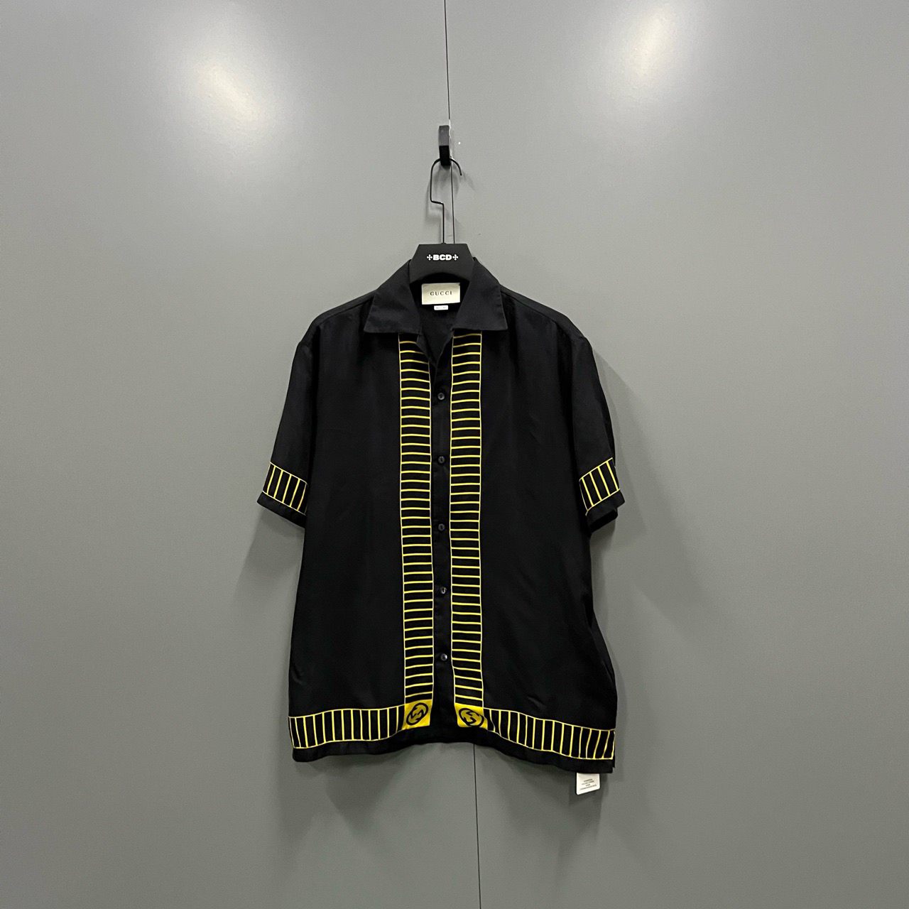 95新 GUCCI/古驰 （bb）黑黄条纹字母印花短袖衬衫48码/205780/勾