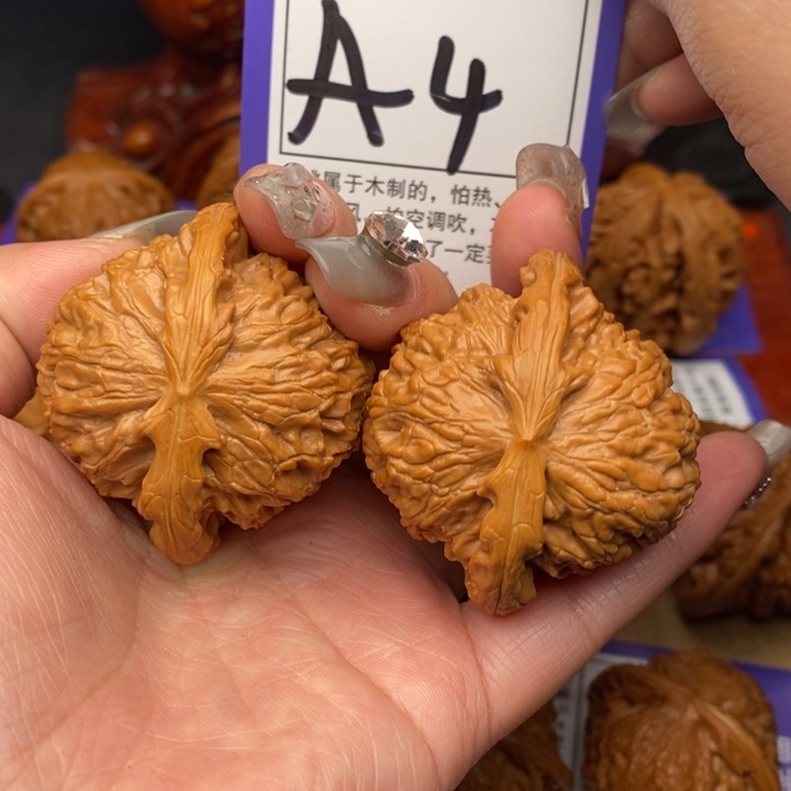 文玩核桃吊坠46白狮子4号牌