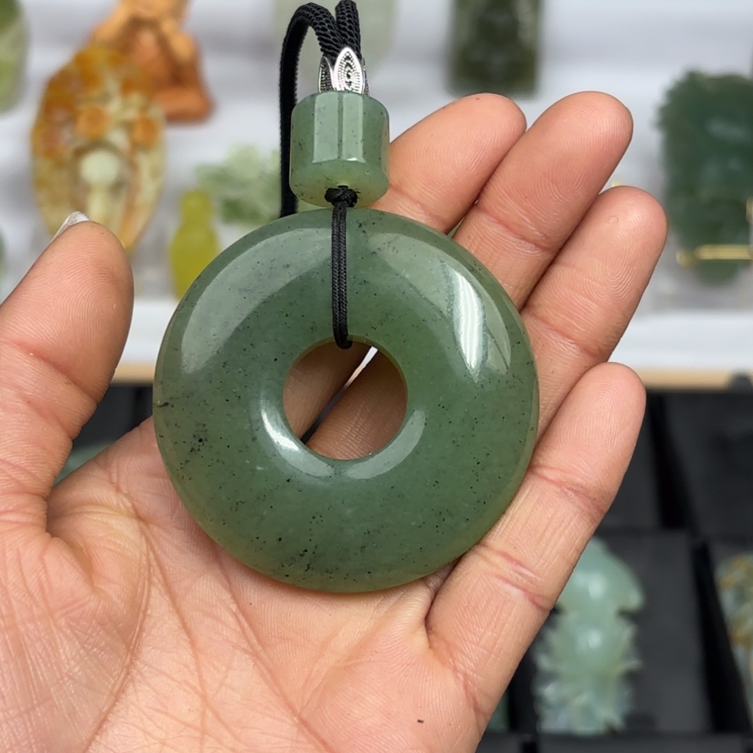 蛇纹石玉颈饰未镶嵌
