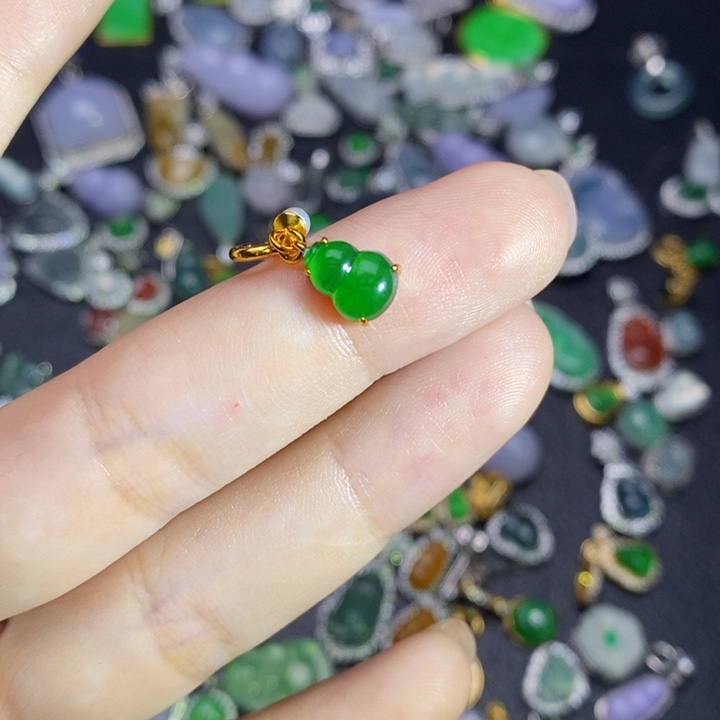 颈饰未镶嵌翡翠是**呀翡翠