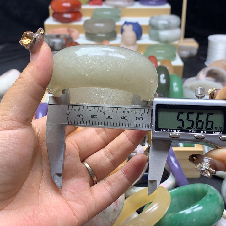 未镶嵌手镯石英质玉