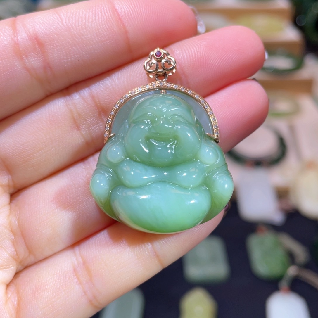和田玉高品18Ｋ粉青佛公18K金镶嵌