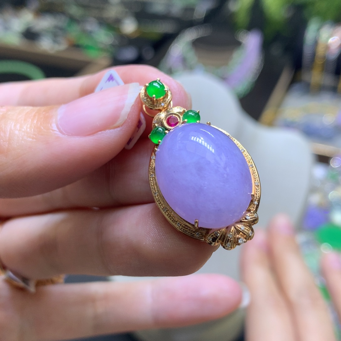 颈饰18K金镶嵌翡翠