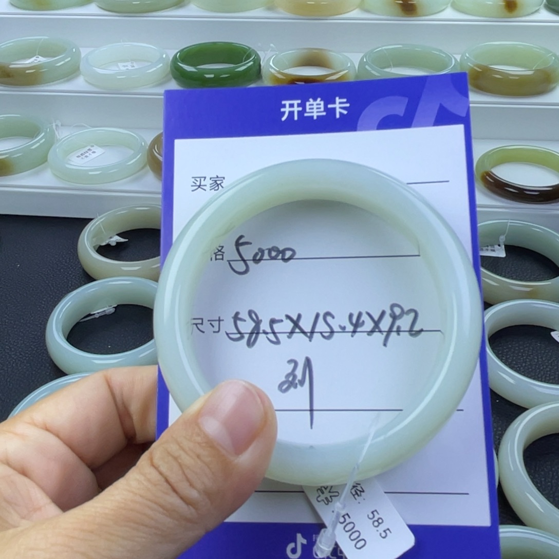 雨***二和田玉未镶嵌手镯