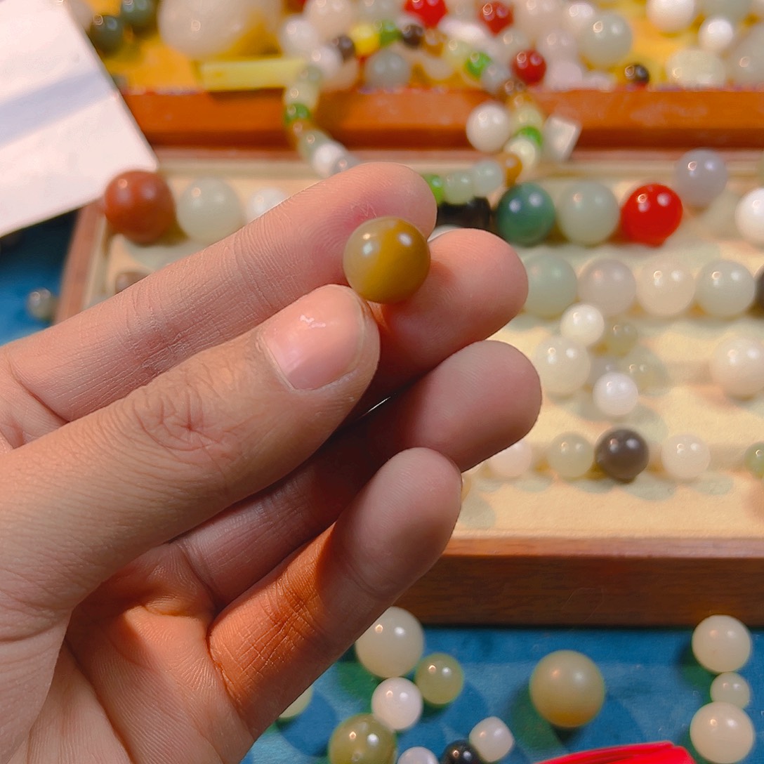 和田玉卡12散珠有瑕疵纹裂等未镶嵌