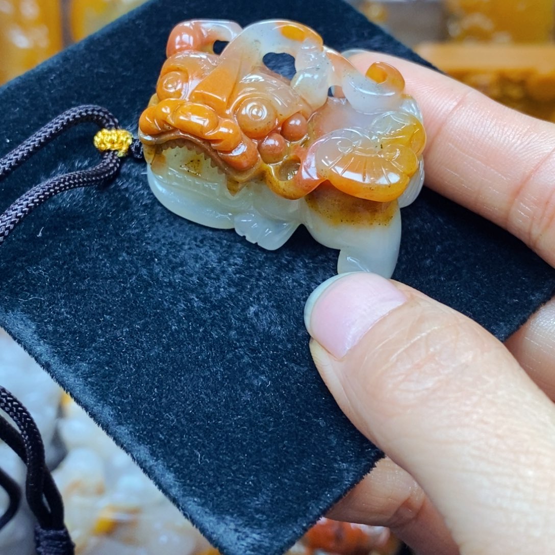 未镶嵌石英质玉（黄龙玉）颈饰