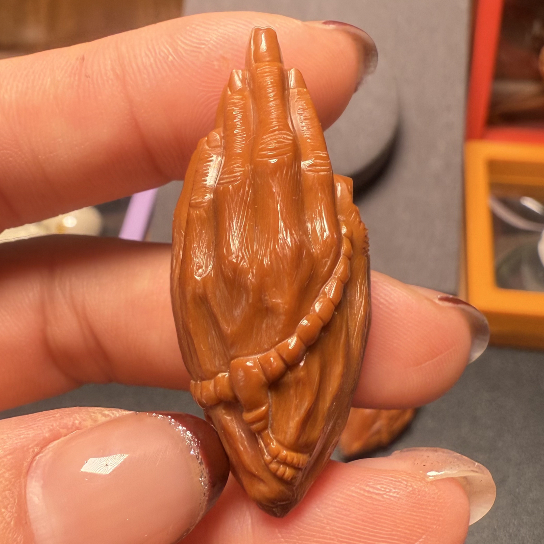 1.85*4.0纯手工精雕单颗佛手 一心向佛 手纹清晰皮质红润文玩吊坠