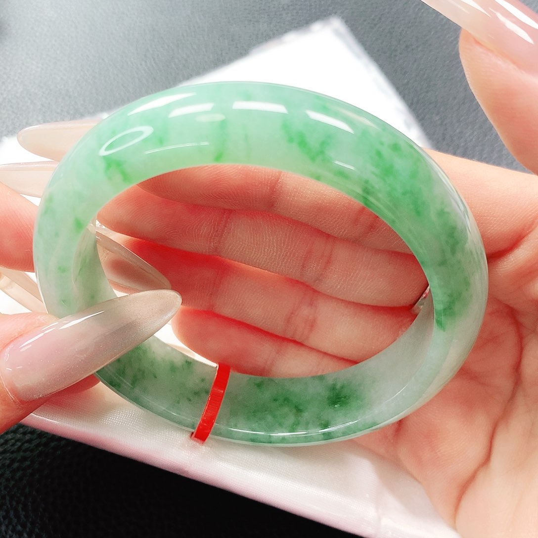 翡翠手镯未镶嵌55圈