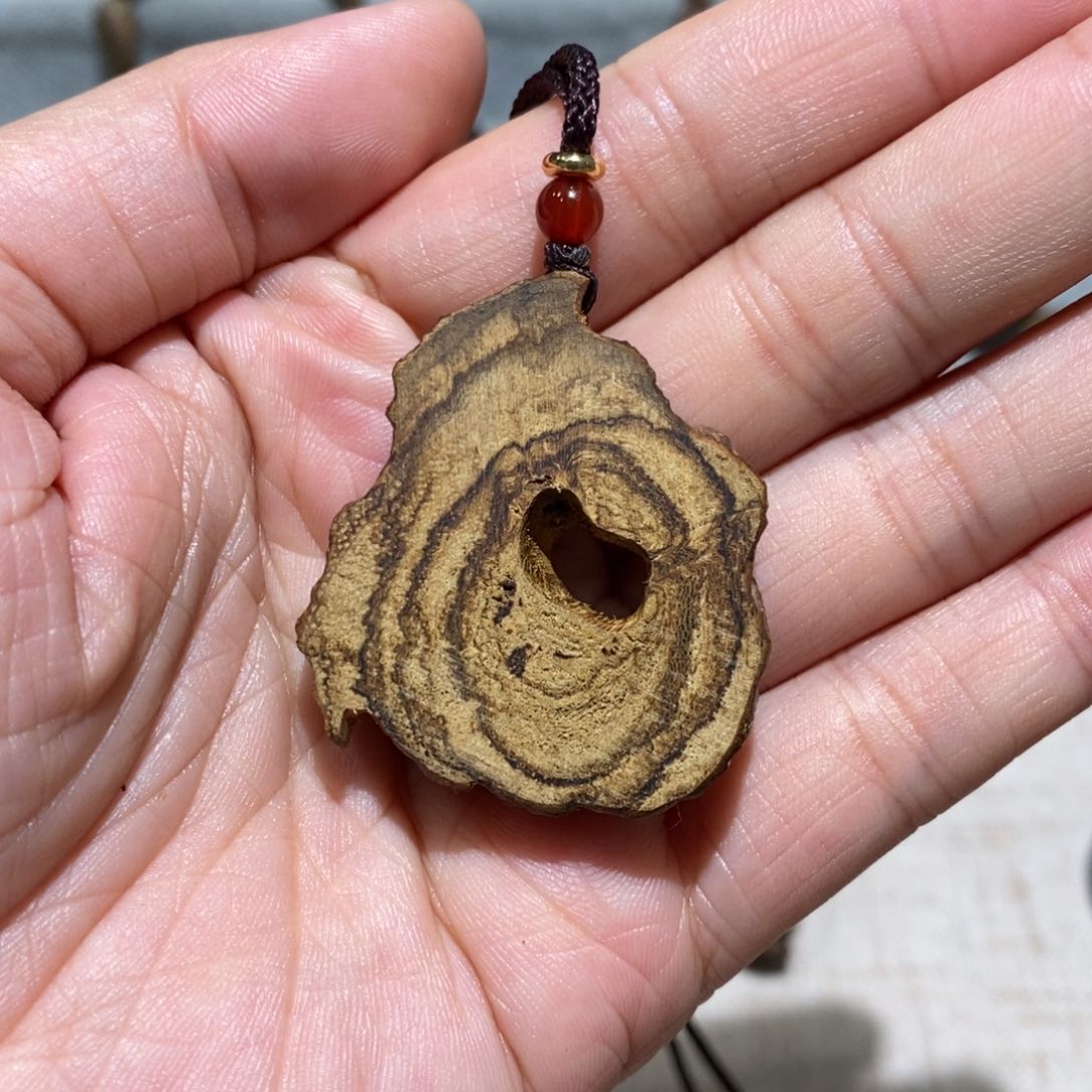 沉香吊坠达拉干随型虎斑纹吊坠