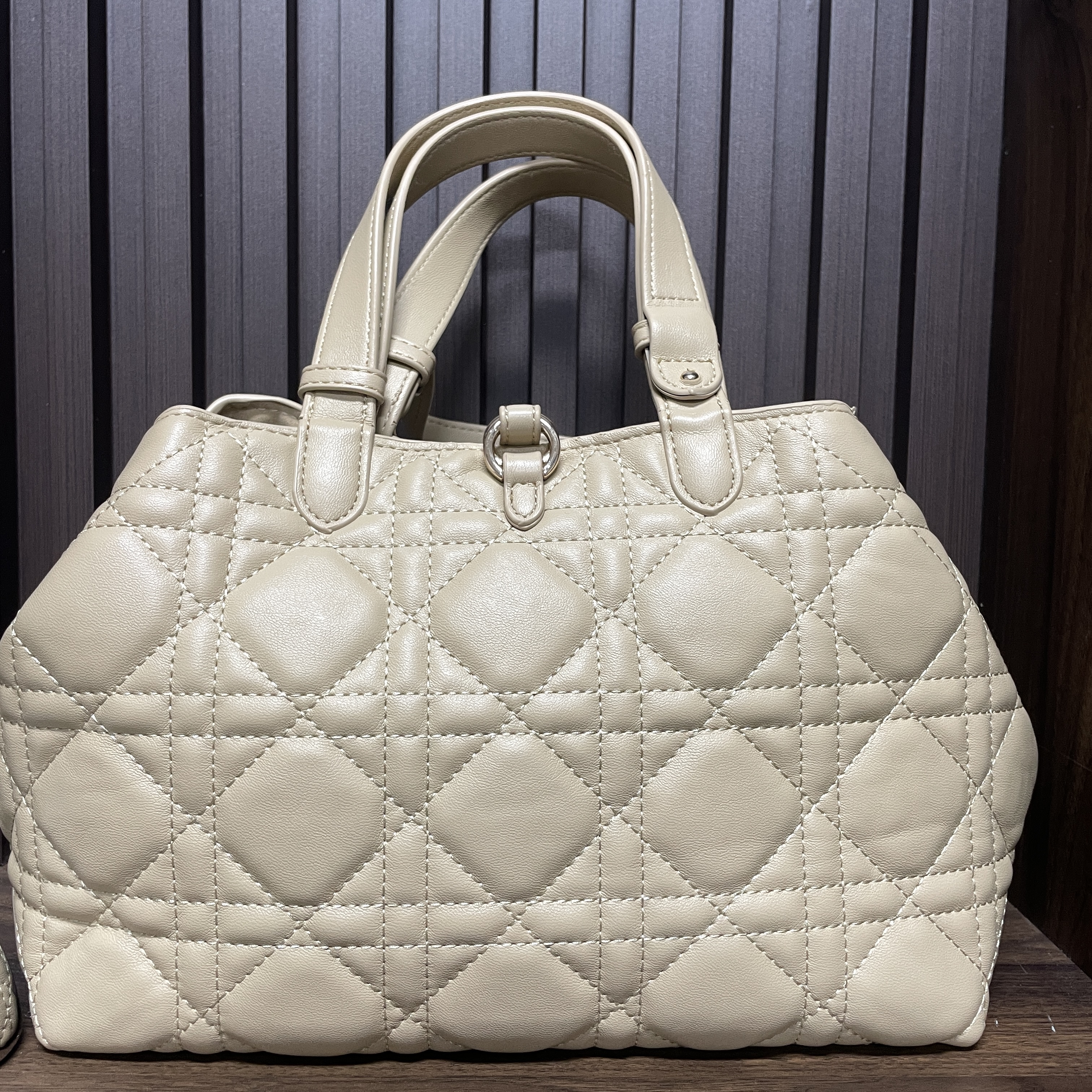 时尚新款打造真皮女士包 0204 卡其色五格大包