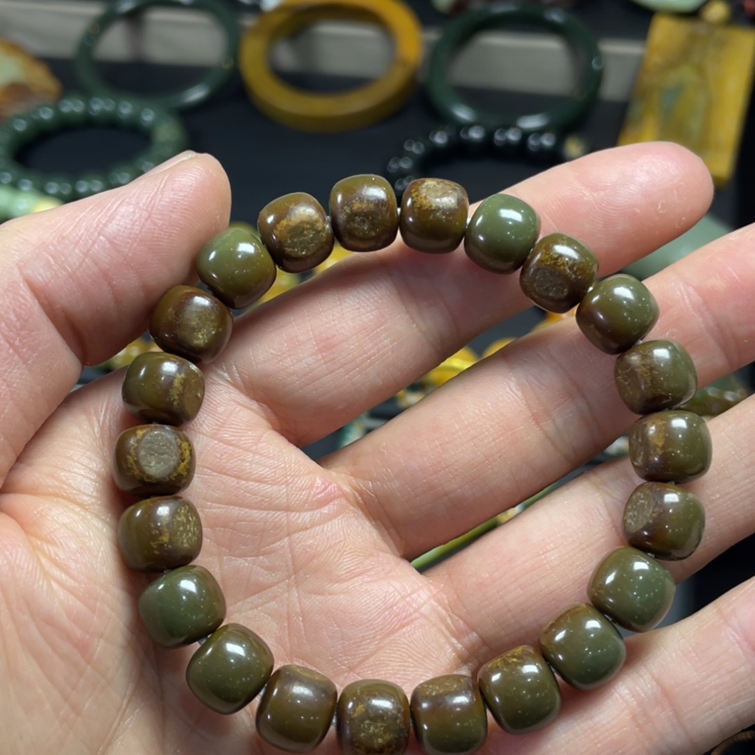岫岩河磨玉（透闪石质玉）手链未镶嵌清**酒
